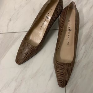 Gorgeous Rene Mancini brown/tan lizard leather pumps. Size 39